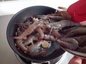 放入虾，在锅中摆平，不要翻动