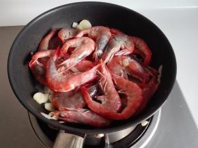 待一面变色后翻面至虾全部变色