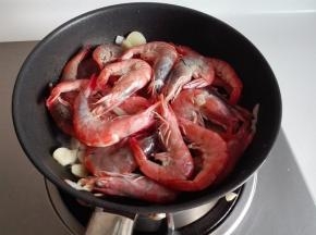 待一面变色后翻面至虾全部变色