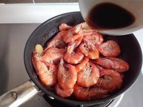 酱油、米醋、花雕酒、糖提前在碗中调匀，倒入锅中