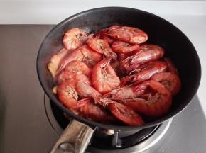 用木铲轻轻按压虾便于入味，待汤汁稍变浓稠时，即可起锅