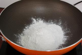 把少许糯米粉，放入锅中小火炒熟，微黄即熟，主要用于手粉用；PS：炒的时候火要很小。