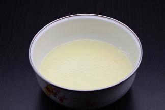 皮的制作：牛奶和色拉油拌均，再倒入糖粉拌均；