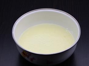 皮的制作：牛奶和色拉油拌均，再倒入糖粉拌均；