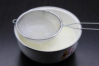 把过刷的粉倒入牛奶拌均液中，拌均无颗粒状的面浆；把面浆过刷二遍，越细均匀蒸出的皮就越细滑；