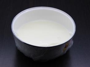 面浆用保鲜膜包裹，静放30分钟；