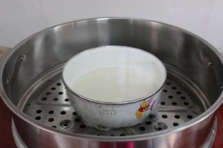 蒸锅中适量的水煮沸，隔水蒸20分钟；