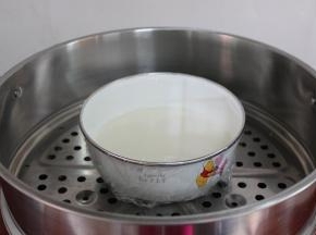 蒸锅中适量的水煮沸，隔水蒸20分钟；