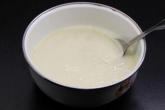 将蒸好的面糊热时，搅拌至光滑发亮，然后放凉；