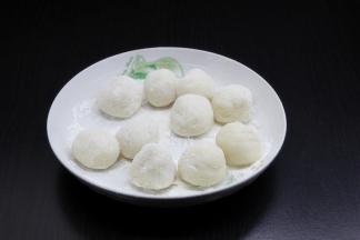 放凉的面糊，分18克一个小团，这样皮就做好了；PS：可以用点糕粉，这样就不粘。