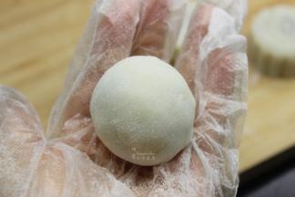 皮把馅料包好收紧口；