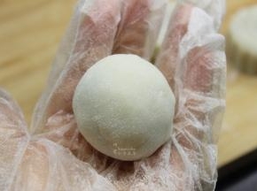 皮把馅料包好收紧口；