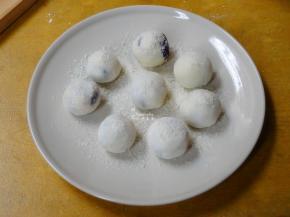 做好的糯米糍，撒上椰蓉，均匀沾上，即可。PS:放入冰箱冷藏，口感更好。