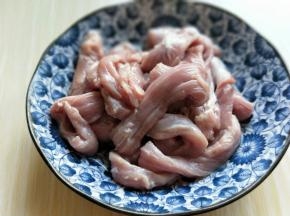 里脊肉，买的时候请店家帮忙切的条。(如果喜欢吃肥肉，也可以买五花肉)我家人都不爱吃肥肉所以我选用的是里脊肉。