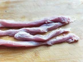 里脊肉洗干净。