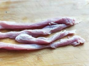 里脊肉洗干净。