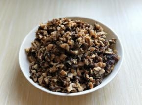 泡好的香菇洗干净，切丁。