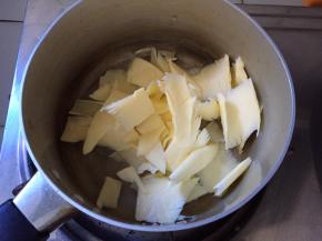 将黄油，盐，糖和水放入奶锅中，开火