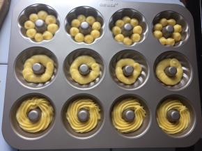 挤入烤盘，这是甜甜圈膜具