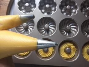 将面团放入裱花袋，我用了两种裱花嘴