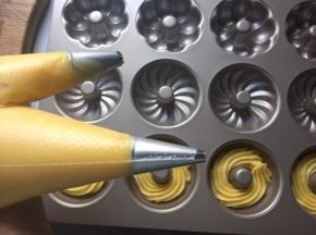 将面团放入裱花袋，我用了两种裱花嘴