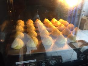 膨胀后的泡芙小姐，这时可以做奶油，将淡奶油加15克糖，用电动打蛋器打发至有纹路且稳定状态