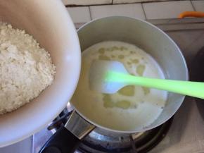 熬制黄油融化，水沸腾，开小火，倒入低筋面粉，迅速搅拌均匀