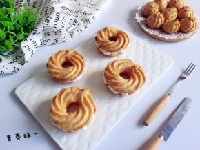 甜甜圈泡芙，从中间切开，挤上奶油，就可以了