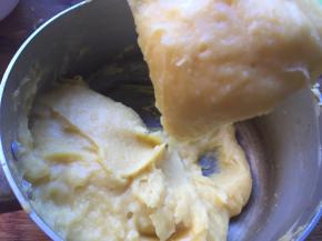 鸡蛋不一定用完，每次加入鸡蛋液，搅拌均匀等面团完全吸收，再倒蛋液，最后面团拿起成倒三角就可以了！