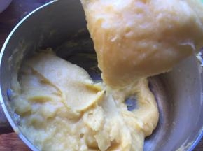 鸡蛋不一定用完，每次加入鸡蛋液，搅拌均匀等面团完全吸收，再倒蛋液，最后面团拿起成倒三角就可以了！