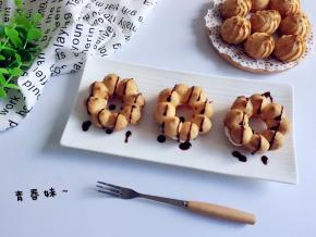 再加一点巧克力酱做装饰