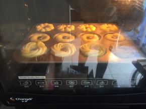 放入预热好的烤箱中层180度，10分钟，，待泡芙膨胀定型后，转150度25分钟，这是我的烤箱温度