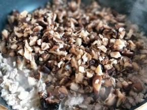 再加入切好的香菇。