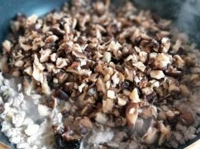 再加入切好的香菇。