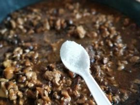 加入白砂糖，加入少量清水，烧开后转小火熬25分钟。中途翻炒一下，避免糊锅。