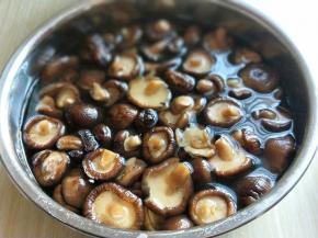 干香菇冷水泡4小时以上，也可以呀泡一夜。(选用鲜香菇也可以)我的是朋友送来的一大包干香菇。