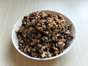 泡好的香菇洗干净，切丁。