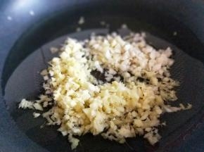 锅中加入油，可以适当多加一些，加入切好的姜蒜末煸炒。