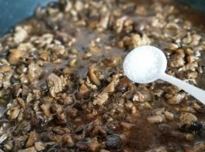 加入盐。(根据个人口味加入盐，不加也可以，因为豆瓣酱和生抽都含盐)