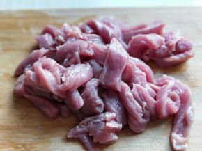 猪里脊肉，洗干净切长条，盐顺着肉丝切。