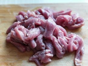 猪里脊肉，洗干净切长条，盐顺着肉丝切。