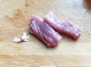 去掉脂肪，切小块。