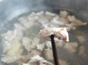 可以用筷子扎一下来辨别，轻松扎透即可。