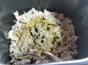 将肉丝加入面包桶内，加入糖，生抽，拌均匀。