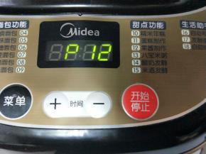 启动面包机果酱制作。自动时间为1个半小时