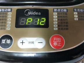 启动面包机果酱制作。自动时间为1个半小时