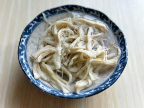 笋尖用清水反复冲洗，再用冷水泡2小时以上。(如果是鲜笋就不用这样了)