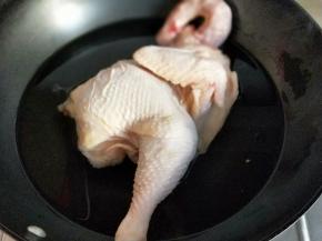 母鸡焯水，冷水入锅，大火烧开，捞出用冷水冲洗干净。