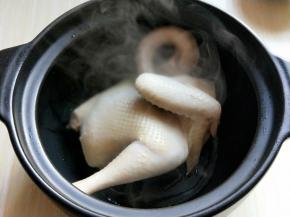 冲洗干净的母鸡放入砂锅中。