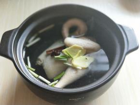 加入清水，切好的葱姜蒜，八角，桂皮。